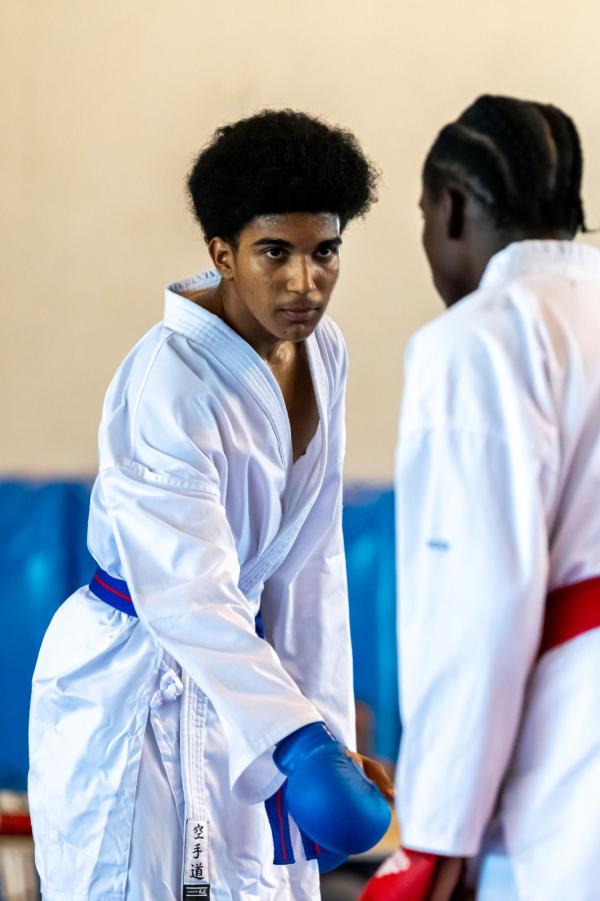 Deux karatékas en kimono se font face avant un combat de kumité