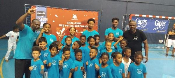 Un groupe de jeunes karatékas rassemblés avec leurs encadrants lors d’une rencontre
